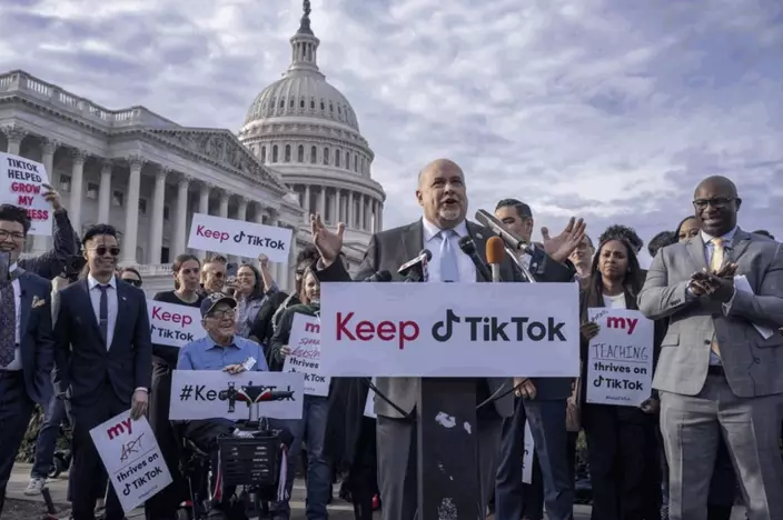 眾議員波肯（中）、鮑曼（右）與一群網紅22日在國會山莊前集會，呼籲政府不要禁TikTok。美聯社