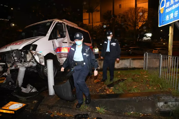 警車上兩名警員均沒有受傷。