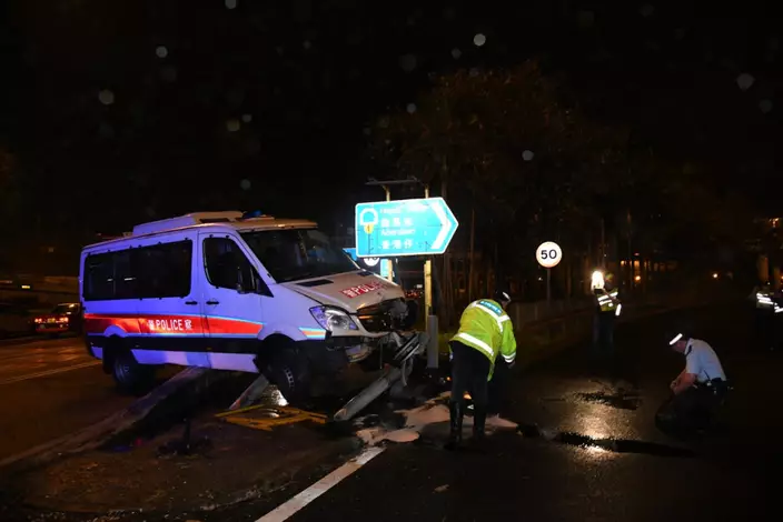 警車失控剷上石壆。