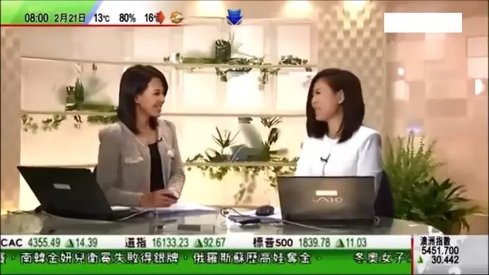 2014年，無綫女主播林小珍（右）叫錯拍檔個名，一開場就叫錯鄭萃雯（左）做盤翠瑩。兩人失控笑出來。
