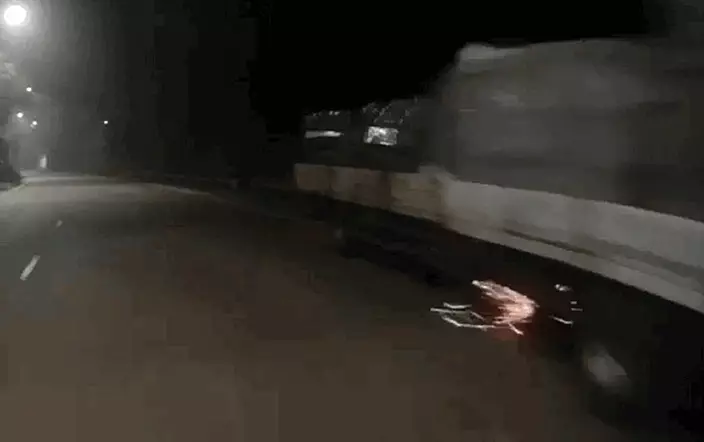 貨車與前面貨車相撞。fb：馬路的事 (即時交通資訊台)