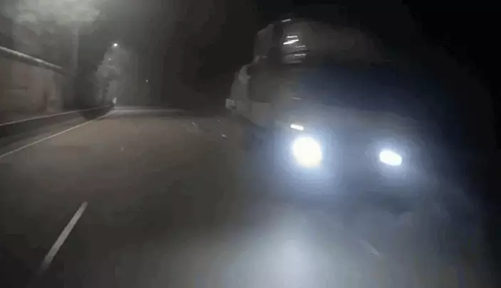 兩貨車相撞後停在路中。fb:馬路的事 (即時交通資訊台)