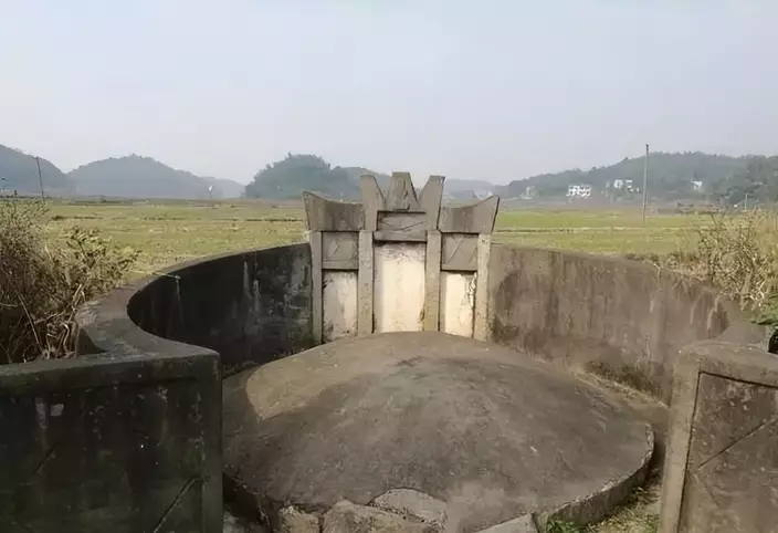 馬英九此次大陸之行中,祭祖是重要的行程,位於湘潭縣的白石鎮雙陽村馬英九祖墳已經列入當地文博單位名錄。微博