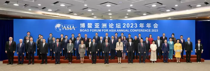 李家超（前排左八）30日出席活動，站在國務院總理李強（前排右九）身旁合照。政府新聞處圖片