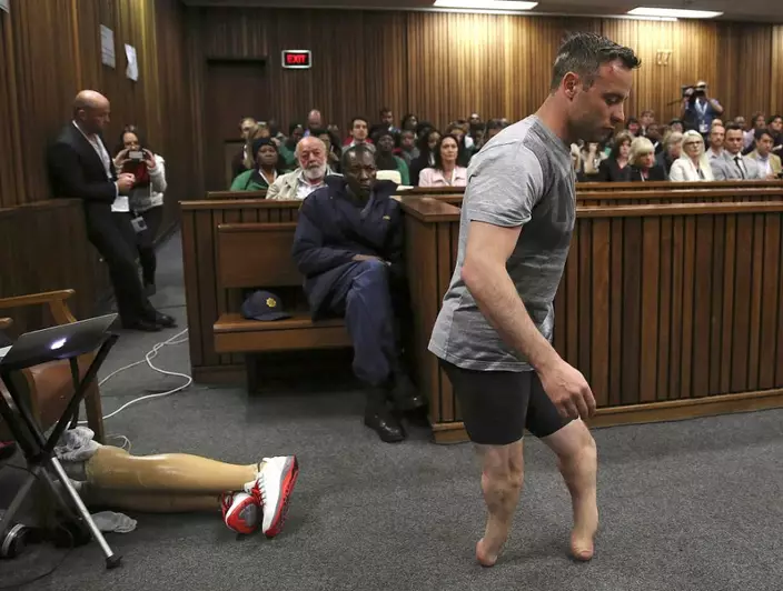 皮斯托留斯（Oscar Pistorius）曾在法庭脫下義肢走路，以證明自己體弱無力殺女友。 美聯社