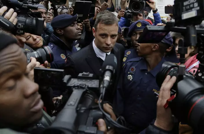 皮斯托留斯（Oscar Pistorius）到法庭應訊，被大批傳媒包圍。 美聯社