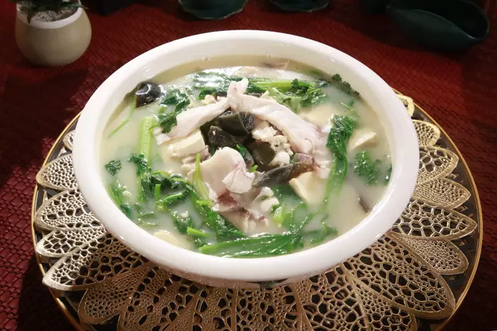 小芥菜芫荽皮蛋魚片湯