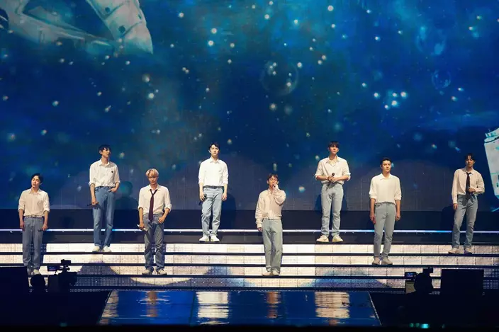 EXO身穿白襯衫表演（網上圖片）