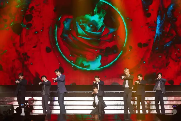 EXO表演一輪勁歌熱舞（網上圖片）
