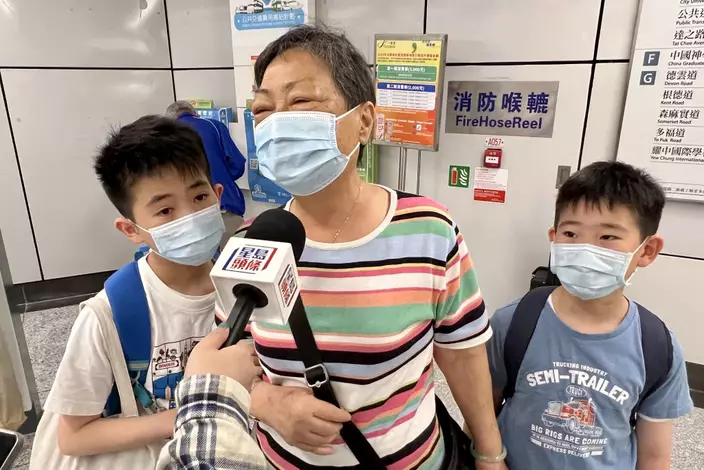 阮太帶孫子們於九龍塘地鐵站領取，她笑言「今日心情非常好！」