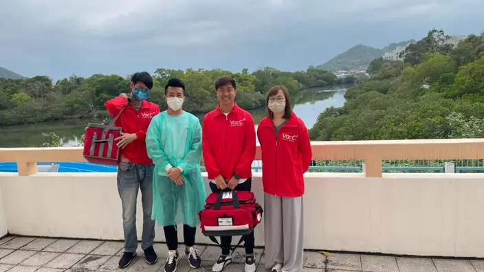 有醫療機構攜同流感疫苗至大澳佛教筏可紀念中學,為中學生免費注射。(主辦單位提供)
