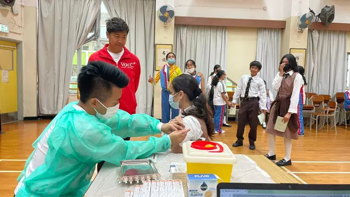 有醫療機構攜同流感疫苗至大澳佛教筏可紀念中學，為中學生免費注射。(主辦單位提供)