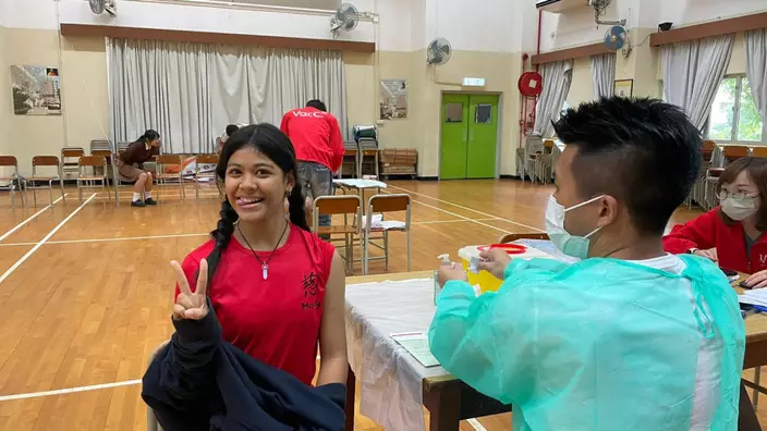 有中學生完成流感疫苗注射後，露出勝利笑容。(主辦單位提供)