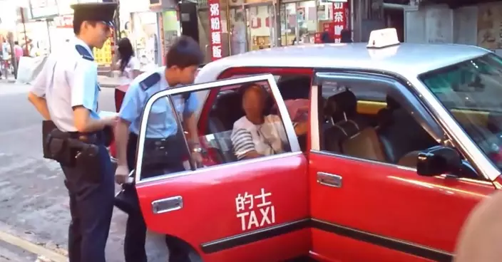 她每次坐霸王車,最終導致司機報警或拒載,驚動警員到場。(影片截圖)