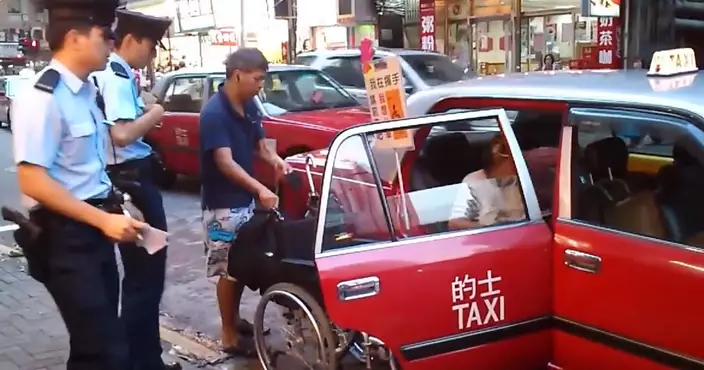 的士司機收不到車資，還要親自在車尾廂開輪椅讓婆婆坐上。(影片截圖)