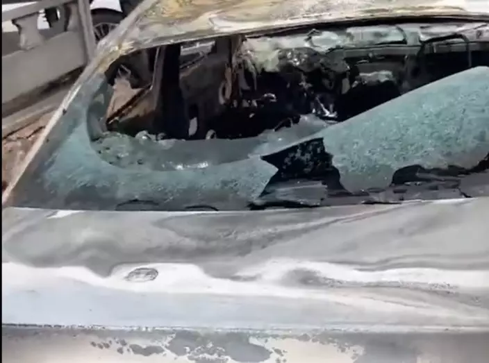 全車玻璃被燒爆。