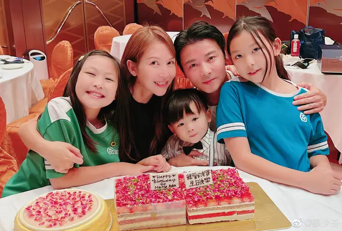 2007年12月10日,蔡少芬宣佈將與內地演員張晉舉行婚禮。2011年憑《後宮甄嬛傳》「皇后」一角在內地爆紅。