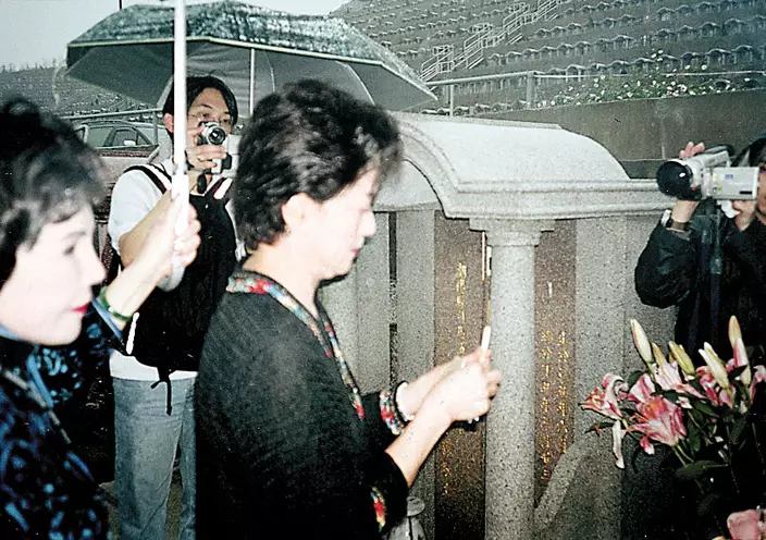 當年祥哥離世彼,曾爆出「搶屍事件」,祥嫂又仔女禁止到靈堂拜祭,祥嫂更形容鄧兆尊等仔女是「紅衛兵」。