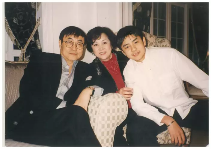 甄珍與謝賢在1976年離婚後，與歌手劉家昌於1979年在美國結婚，婚後育有一子劉子千。