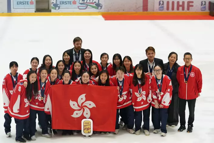 香港女子冰球隊歷史性於世界錦標賽第三級別賽事的小組賽奪得金牌，獲得升班資格。（冰協提供）