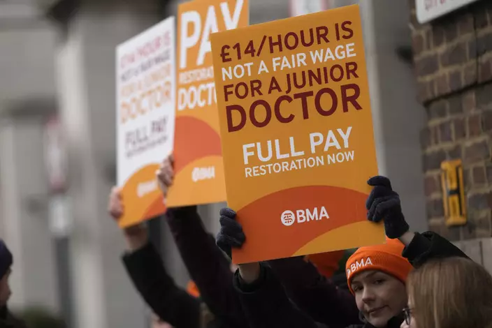 英格蘭醫生3月曾舉行3天罷工，導致超過17.05萬個病人約期及手術要取消。 AP圖片