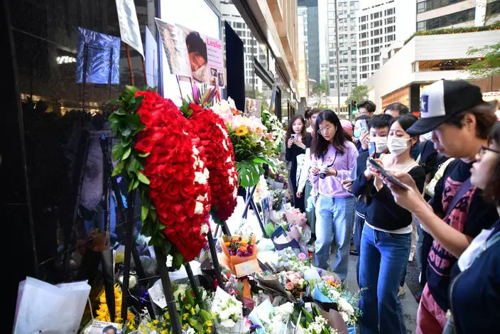 大量「哥迷」位於中環的香港文華東方酒店進行悼念。