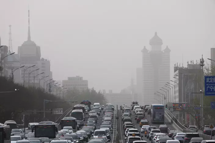 北京遭遇大風和沙塵天氣。中新社