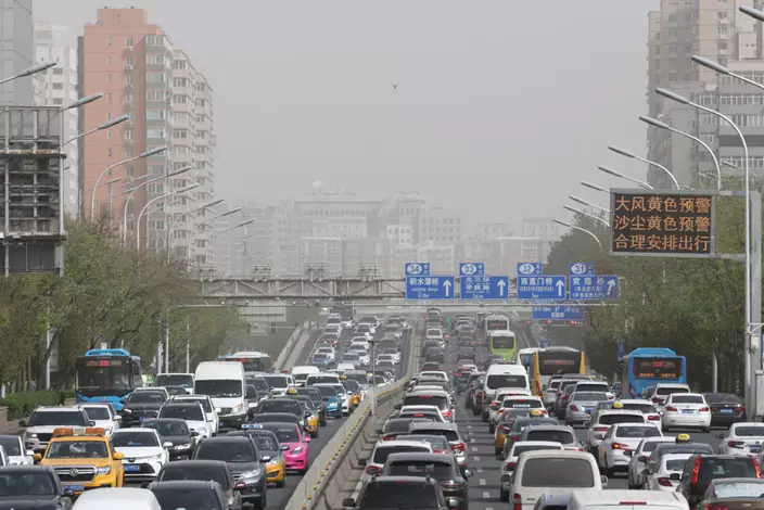 北京連日來遭遇大風和沙塵天氣。中新社