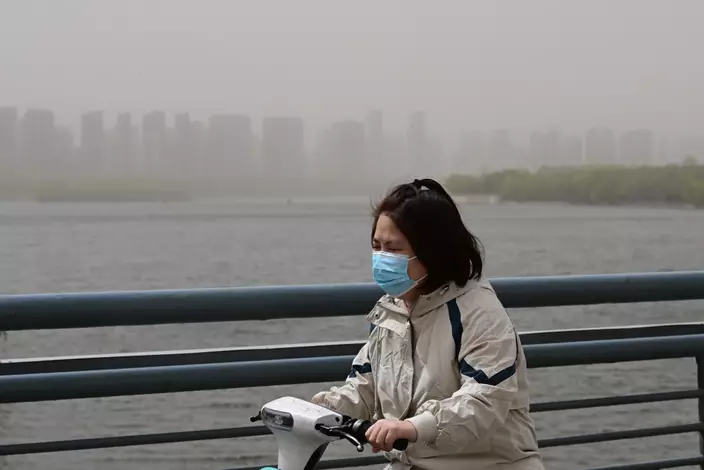遼寧省瀋陽市西北風勁吹並伴有揚沙或浮塵。中新社