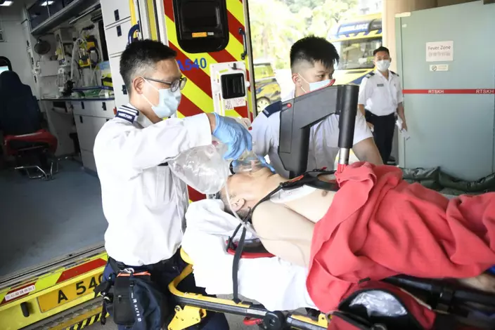 救護員用自動心外壓機替事主急救，並送到律敦治搶救。