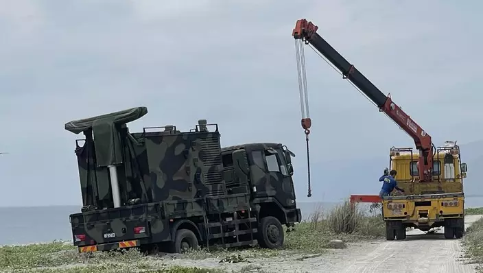 民間的拖吊車來救援軍方的四輪驅動軍車。 中時新聞網圖片