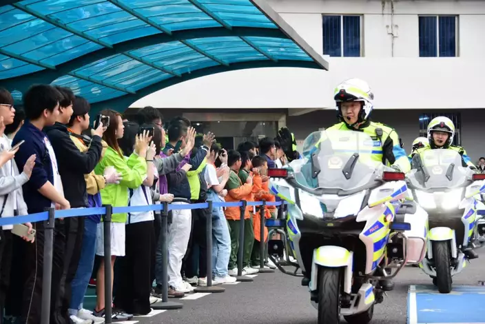 同學們與深圳公安局交警近距離接觸。