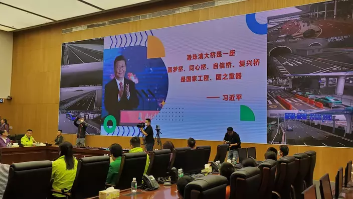 團員參觀港珠澳大橋應急救援指揮中心,認識到世界級工程。