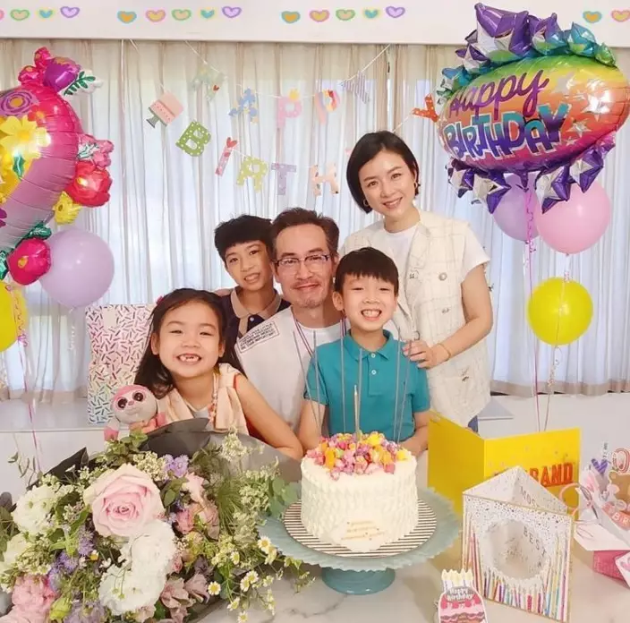 陳茵媺慶祝陳豪52歲生日， 大晒5 口溫馨之家照片。