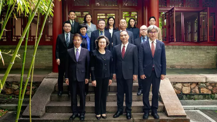 楊何蓓茵（前排左二）和公務員事務局常任秘書長梁卓文（前排左一）與北大校長龔旗煌院士（前排右二）、副校長王博（前排右一）、大學領導和公務員事務局代表合照。