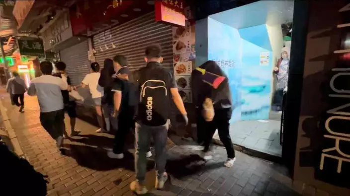 港島反黑香港仔冚「百家樂」賭檔共拘捕12人。警方圖片