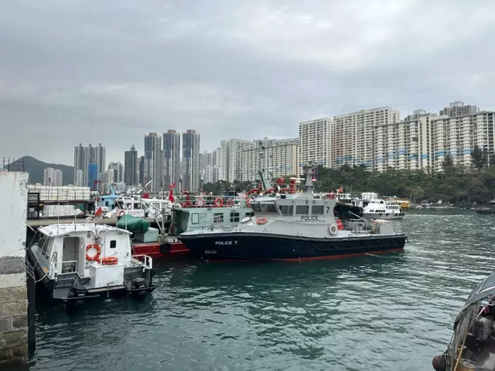 消防將女死者屍體運往香港仔消防船碼頭。