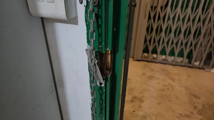 單位的木門被警方用工具撞破。