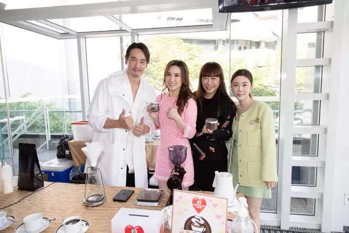 今年2月，TVB 賽馬日，劉倩婷跟陳豪及蔡天鳳合照。