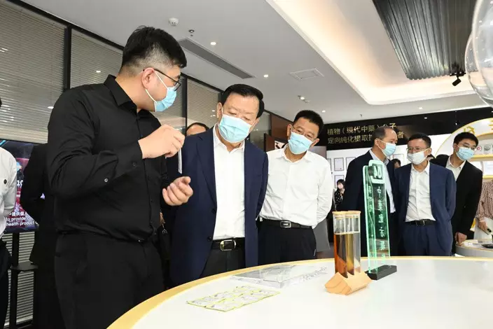 夏寶龍考察粵澳合作中醫藥科技產業園。