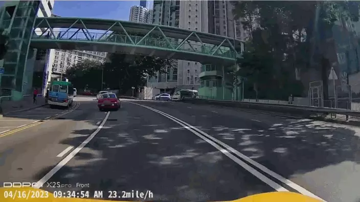 的士沿斧山道上斜。FB群組「車Cam L」