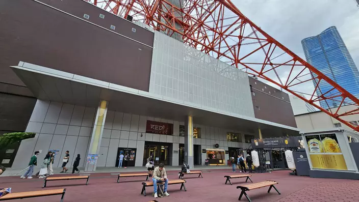 Red Tokyo Tower遊戲館位於東京鐵塔底下。