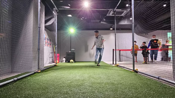 小記被大型足球VR遊戲難倒，踢到汗流浹背。