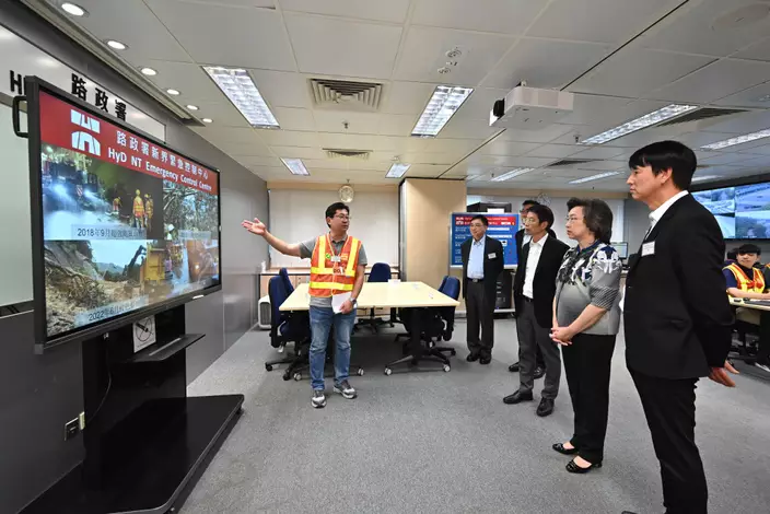 楊何蓓茵（右二）在新界緊急控制中心，了解中心在惡劣天氣期間，如何與運輸署的緊急事故交通協調中心協作。