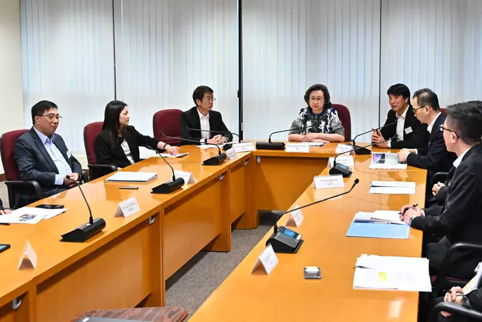 示楊何蓓茵（左四）聽取路政署署長陳派明（左五）和其他首長級人員簡介該署的最新發展。