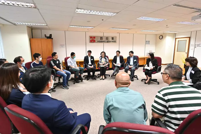 楊何蓓茵（右五）與部門各職系的員工代表會面，就關注的事宜交換意見。
