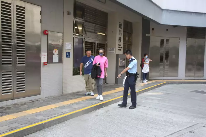 女事主登上警車協助調查。