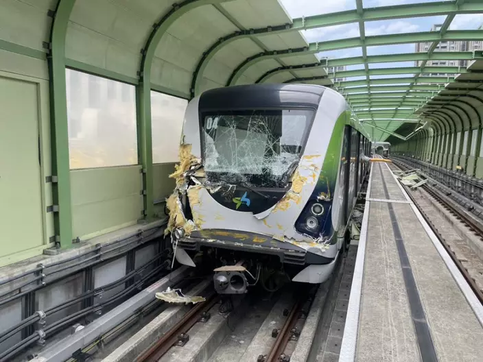 列車車頭亦嚴重損毀。中時新聞網圖片