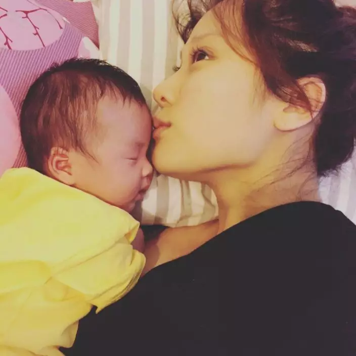張嘉兒2016年9月誕下大女劉在芯（Leora）。