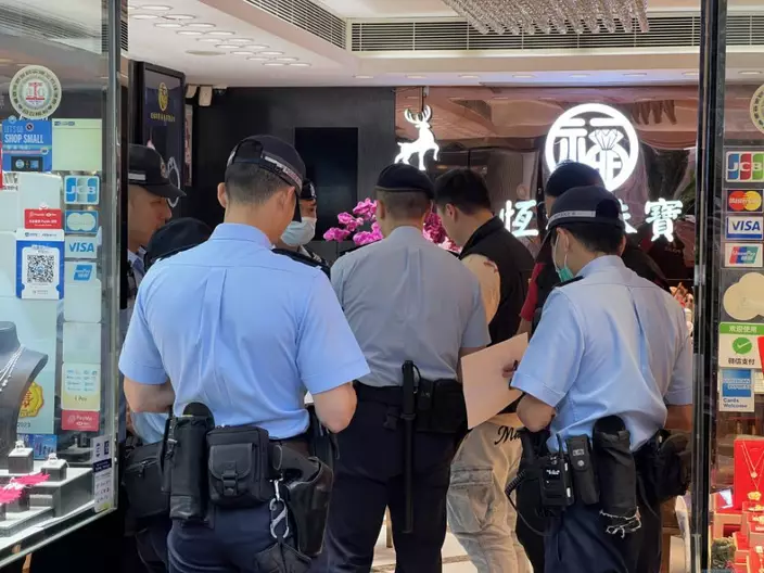 大批警員在金舖調查。